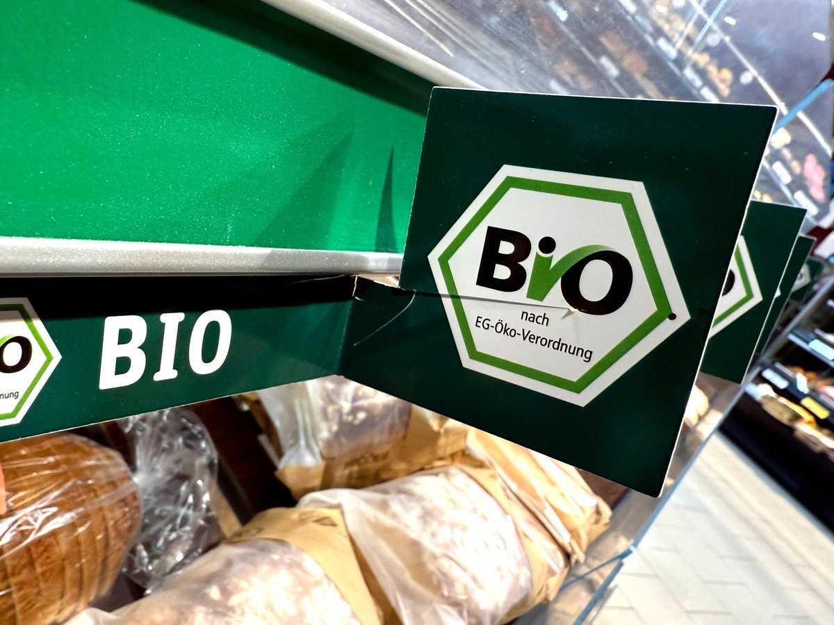 BIO Bio-Siegel im Supermarkt *** BIO organic seal in the supermarket Copyright: xmix1pressx