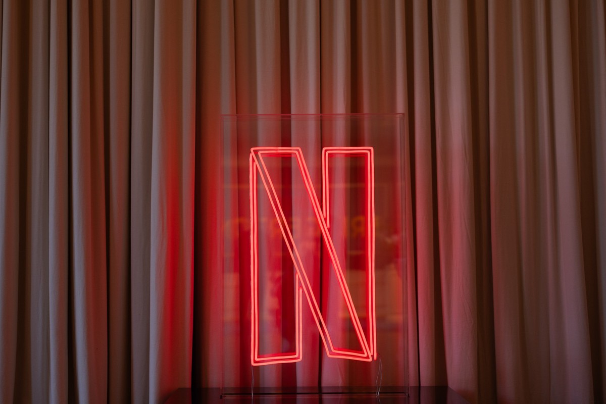 ARCHIV - 14.05.2024, Nordrhein-Westfalen, K�ln: Das Logo von Netflix leuchtet bei der Vorstellung der dritten Staffel der Netflix-Serie �Bridgerton� in K�ln. (zu dpa: �Netflix probiert KI-Suche und Ho ...