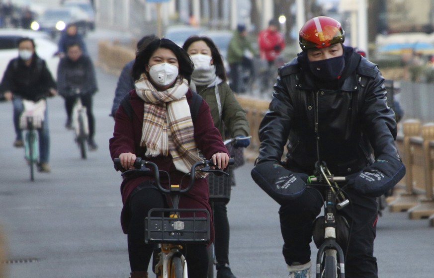 Chinesen tragen in Peking Masken, um sich mit dem Virus nicht anzustecken.