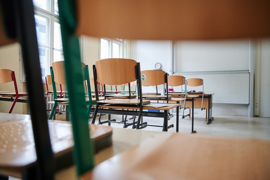 ARCHIV - 11.01.2021, Berlin: In einem Klassenzimmer des John-Lennon-Gymnasiums in Prenzlauer Berg stehen die St