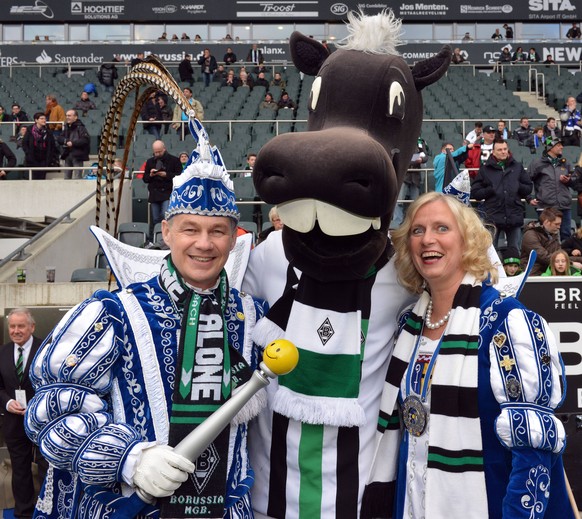 Die Borussia ist Karnevalsprinz! Hier zu sehen: VfL-Maskottchen Jünter mit dem Mönchengladbacher Prinzenpaar von 2014.