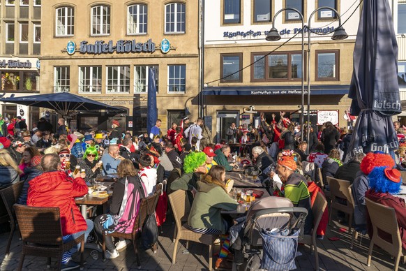 Rosenmontag in Köln, Strassenkarneval, auf dem Heumarkt, trotz Corona, feiern einige tausend Jecke in der Kölner Altstadt, die Stadt ist eine Brauchtumszone, feiern mit 2G und Kölsch, NRW, Deutschland