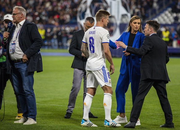 Toni Kroos Real bricht Interview mit ZDF-Reporter Nils Kaben ab und wird vonLaura Wontorra h�kelt ihn auf FC Liverpool - Real Madrid Paris, Champions League, Finale, 28.05.2022, Fussball Saison 2021/2 ...