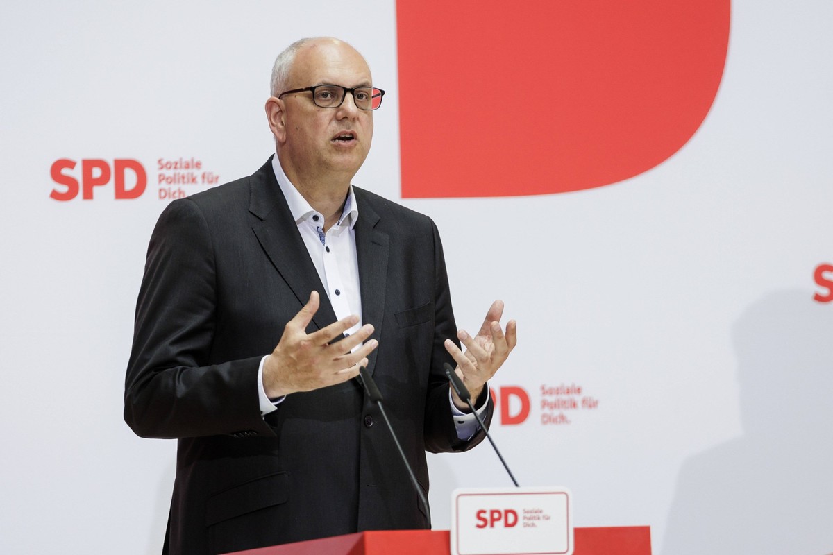 Andreas Bovenschulte SPD, Buergermeister von Bremen, und Lars Klingbeil nicht im Bild, Vorsitzender der SPD, aufgenommen im Rahmen einer Pressekonferenz nach der Buergerschaftswahl in Bremen im Willy  ...
