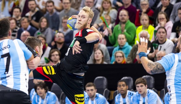 Matthias Musche (Nr. 37, Deutschland) gegen Nicolas Bonanno (Nr. 77, Argentinien) und Lucas Dario Moscariello (Nr. 11, Argentinien). Deutschland vs. Argentinien, Handball, Testspiel, 06.01.19 Kiel Sch ...