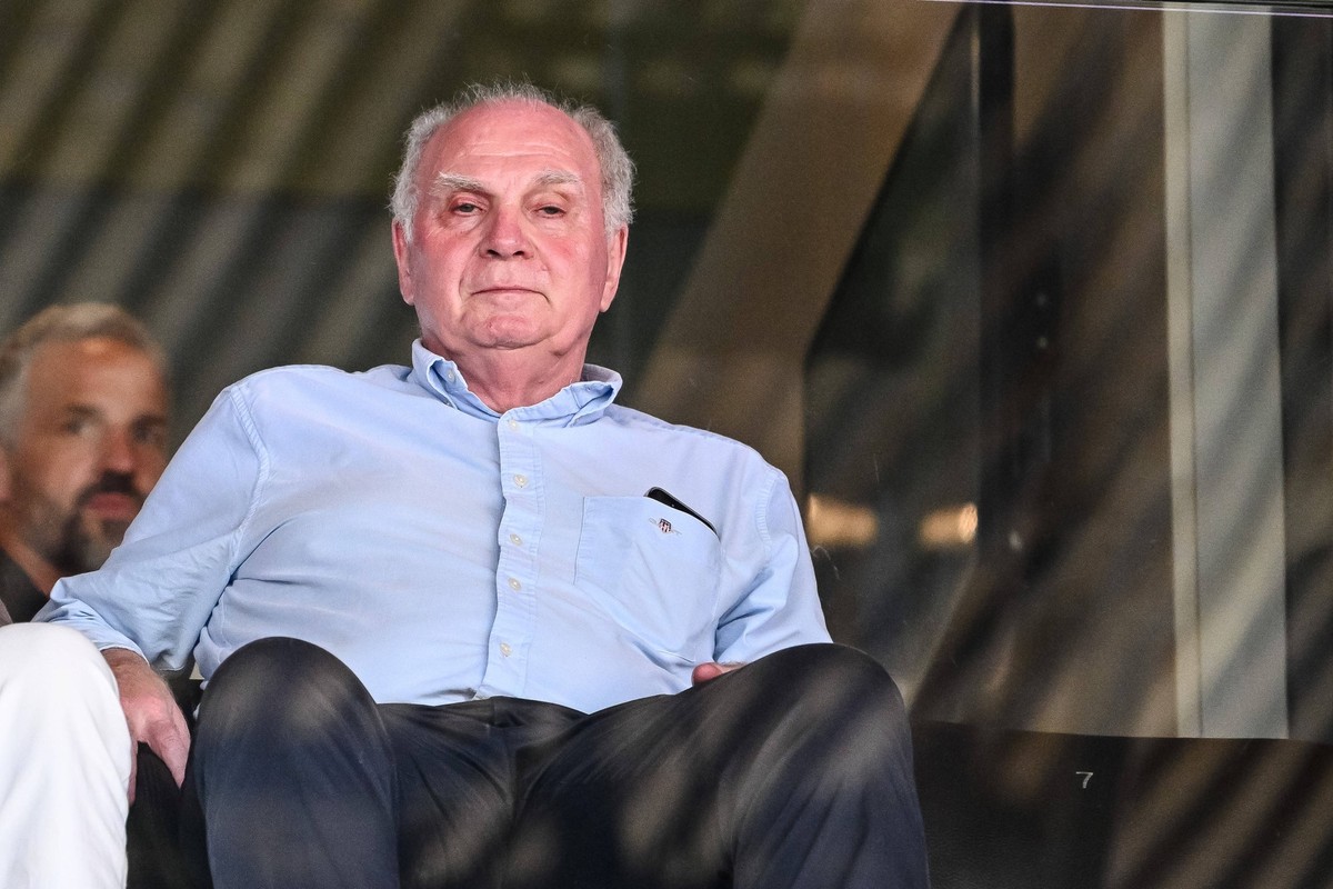 Uli Hoene� Bayern Muenchen Looks on during the pre-season friendly match between Grasshopper Club Z�rich and FC Bayern M�nchen at Stadion Letzigrund on August 12, 2025 in Zurich, Switzerland. Photo by ...