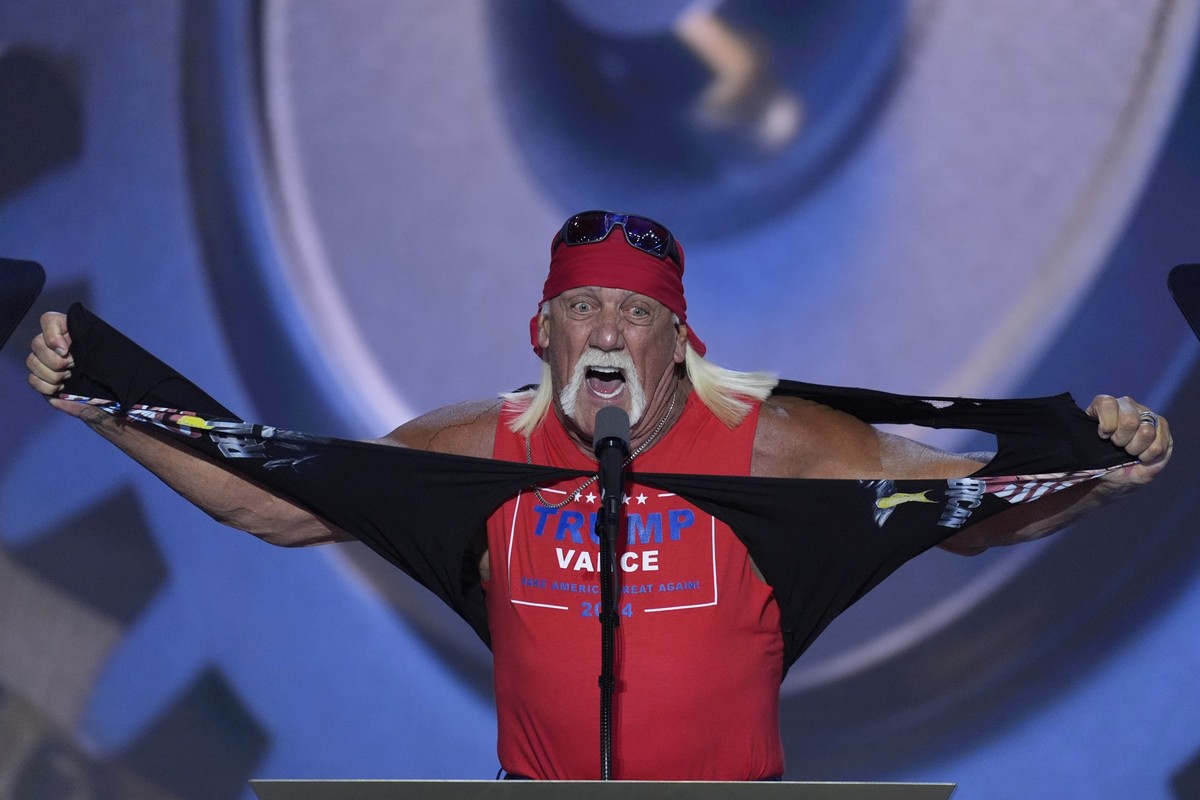 ARCHIV - 18.07.2024, USA, Milwaukee: Hulk Hogan reißt sich das Hemd vom Leib, während er am Abschlussabend der Republican National Convention spricht. (zu dpa: «Frauen-Fest statt männliche Muskelspiel ...
