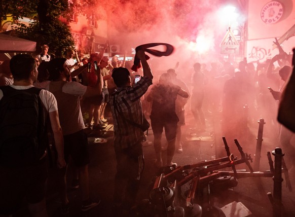 dpatopbilder - 19.05.2022, Hessen, Frankfurt/Main: Fußball: Europa League, Eintracht Frankfurt - Glasgow Rangers, K.o.-Runde, Finale: Fans von Eintracht Frankfurt feiern im Stadtteil Bornheim mit Rauc ...