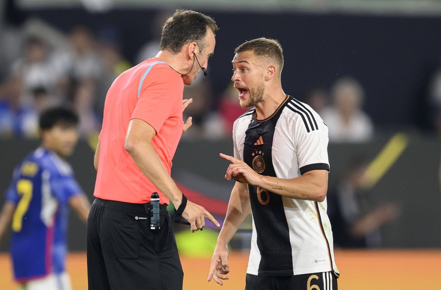 Die Abseitsregel im Fußball Wann der Schiri die Fahne hebt und wann nicht