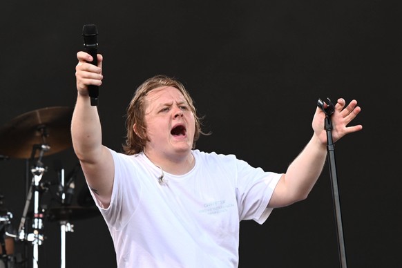 Glastonbury Festival 2023 - Saturday Somerset, UK. 24 June 2023. Lewis Capaldi performing on the Pyramid Stage, at the Glastonbury Festival at Worthy Farm in Somerset. Picture date: Saturday June 24,  ...