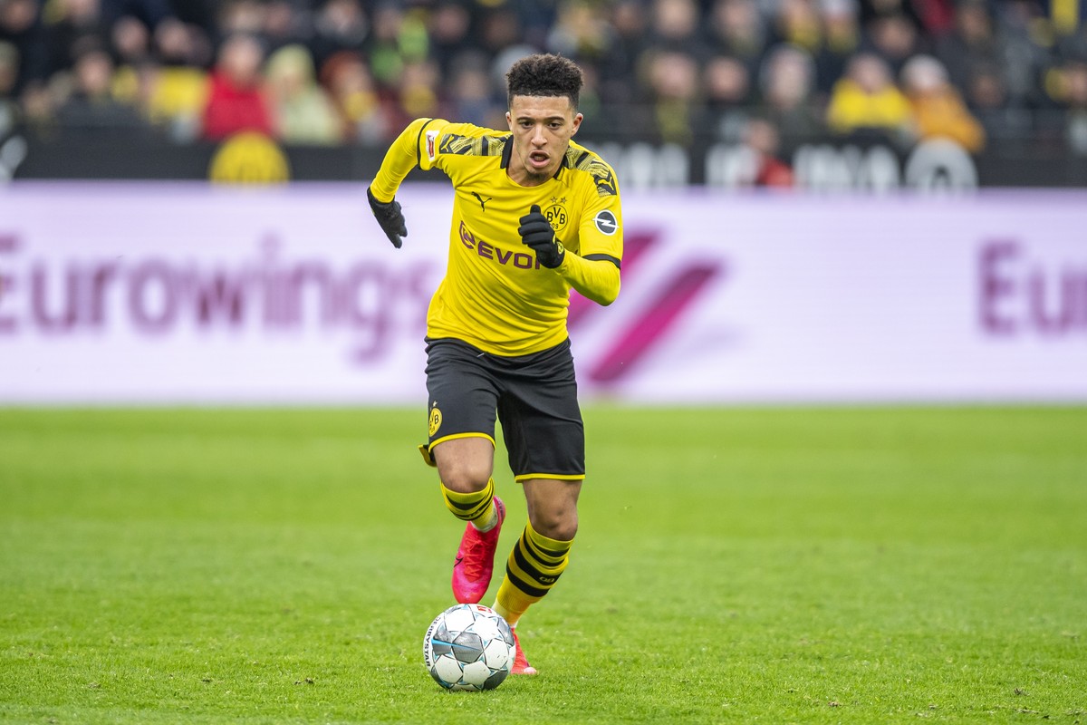 ARCHIV - 29.02.2020, Nordrhein-Westfalen, Dortmund: Fu�ball: Bundesliga, Borussia Dortmund - SC Freiburg, 24. Spieltag, im Signal-Iduna-Park. Dortmunds Jadon Sancho l�uft mit dem Ball am Fu�. (zu dpa: ...