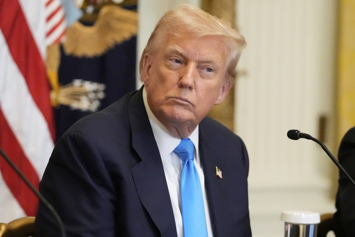 30.07.2025, USA, Washington: US-Präsident Donald Trump hört bei einer Veranstaltung zur Förderung seines Vorschlags, den Zugang der Amerikaner zu ihren Krankenakten zu verbessern, im East Room des Wei ...