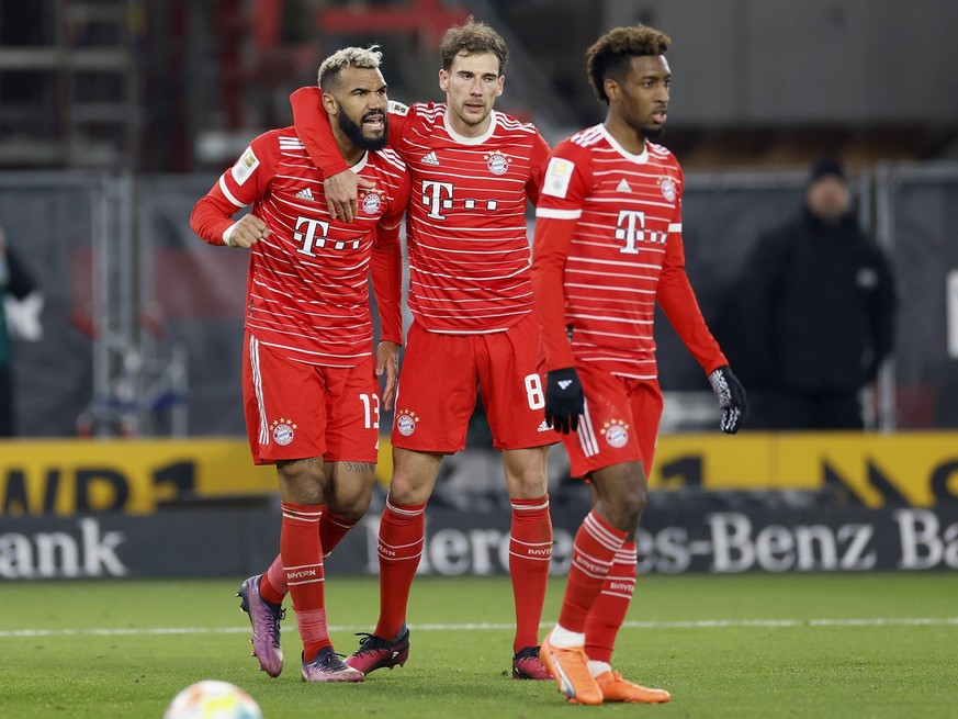 Jubel nach dem Tor zum 2:0, jubelnd, bejubelt, jubelt, jubeln, emotionen, v. li. Torschuetze Eric Maxim Choupo-Moting FC Bayern Muenchen, 13, Leon Goretzka FC Bayern Muenchen, 8 und Kingsley Coman FC  ...