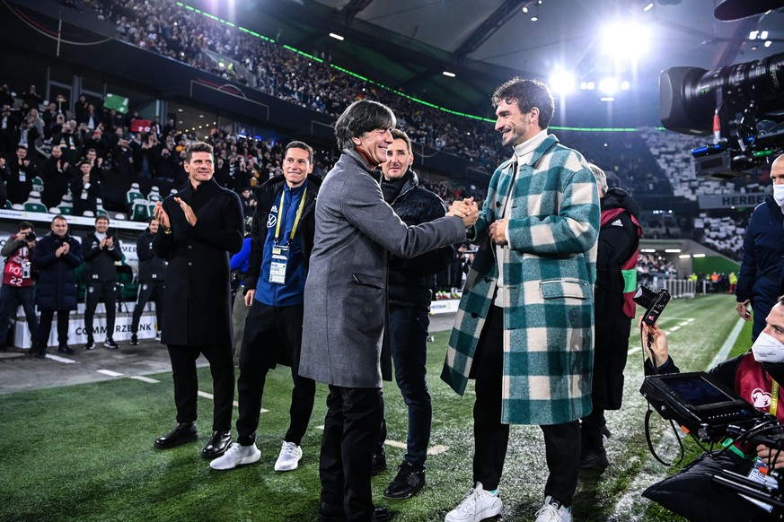 Verabschiedung vom ehemaligen Bundestrainer Joachim Loew vor dem Spiel mit Mario Gomez (L-R), Julian Draxler, Miroslav Klose und Mats Hummels GES/ Fussball/ WM Qualifikation: Deutschland - Liechtenste ...