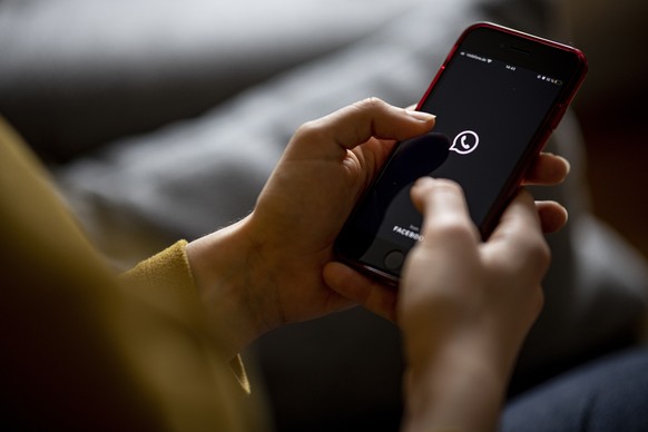 Betrüger:innen täuschen ihre Opfer per Whatsapp oder SMS.