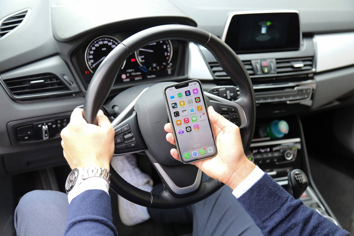 15.09.2023, Handenberg, AUT, Unterwegs in Oberösterreich, Themenbild, Verschiedene Themenbilder, Symbolbild, im Bild Handy am Steuer, Lenkrad, Autofahren mit Telefon, Handyverbot, Verboten, Unfall weg ...
