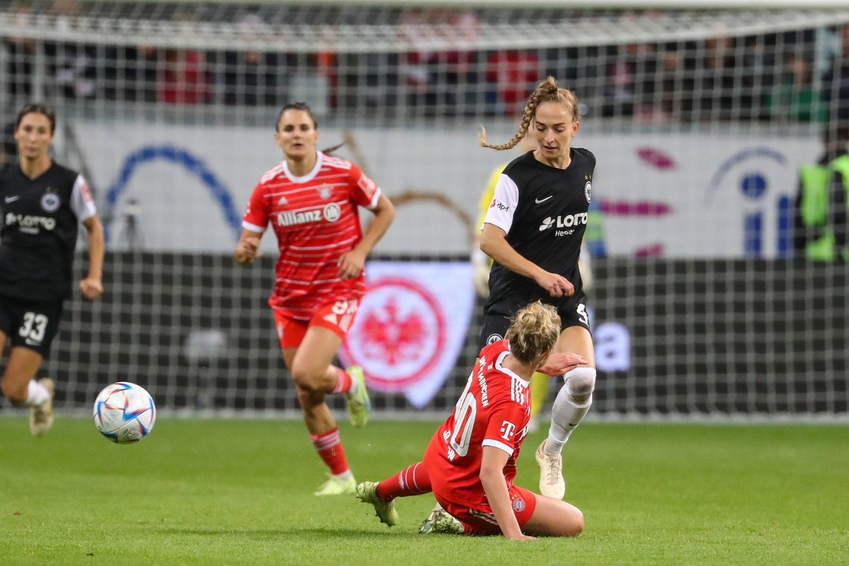 Simon Carolin,Bayern Muenchen, 30,Kleinherne Sophia,Eintracht Frankfurt, 4, GER,Eintracht Frankfurt gegen FC Bayern Muenchen, Fussball,Frauen,Bundesliga , 1.Spieltag, Spielzeit 2022/2023,16.09.2022 DF ...