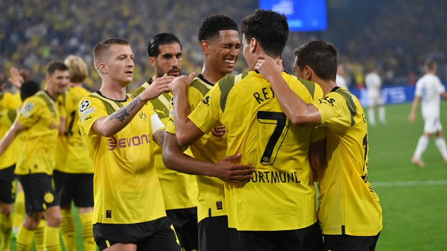 Jubel 3:0, v.re., Raphael Guerreiro Borussia Dortmund, Giovanni Reyna Borussia Dortmund, Jude Bellingham Borussia Dortmund, Marco Reus Borussia Dortmund 06.09.2022, Fussball Champions League, Saison 2 ...