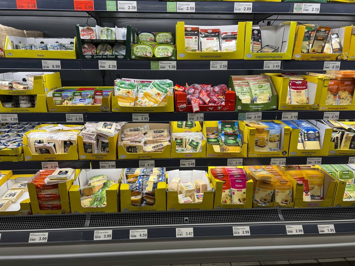abbs Verschiedene Sorten Milch Molkerei Produkte Kaese Joghurt Pudding Schafskaese Butter liegen in Becher Folie Flaschen verpackt im Kuehlregal Regalen Uebersicht beim Discounter Aldi Nord 08.2025 Ha ...