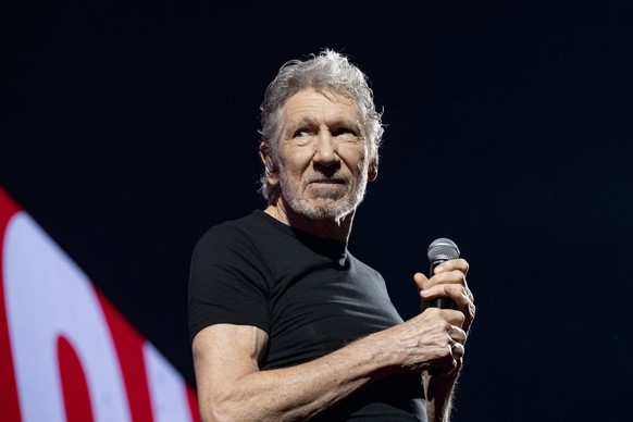 21.03.2023, Spanien, Barcelona: Roger Waters, britischer Sänger und Mitbegründer der Rockband Pink Floyd, während eines Auftritts im Palau Sant Jordi im Rahmen seiner &quot;This is not a drill tour&qu ...