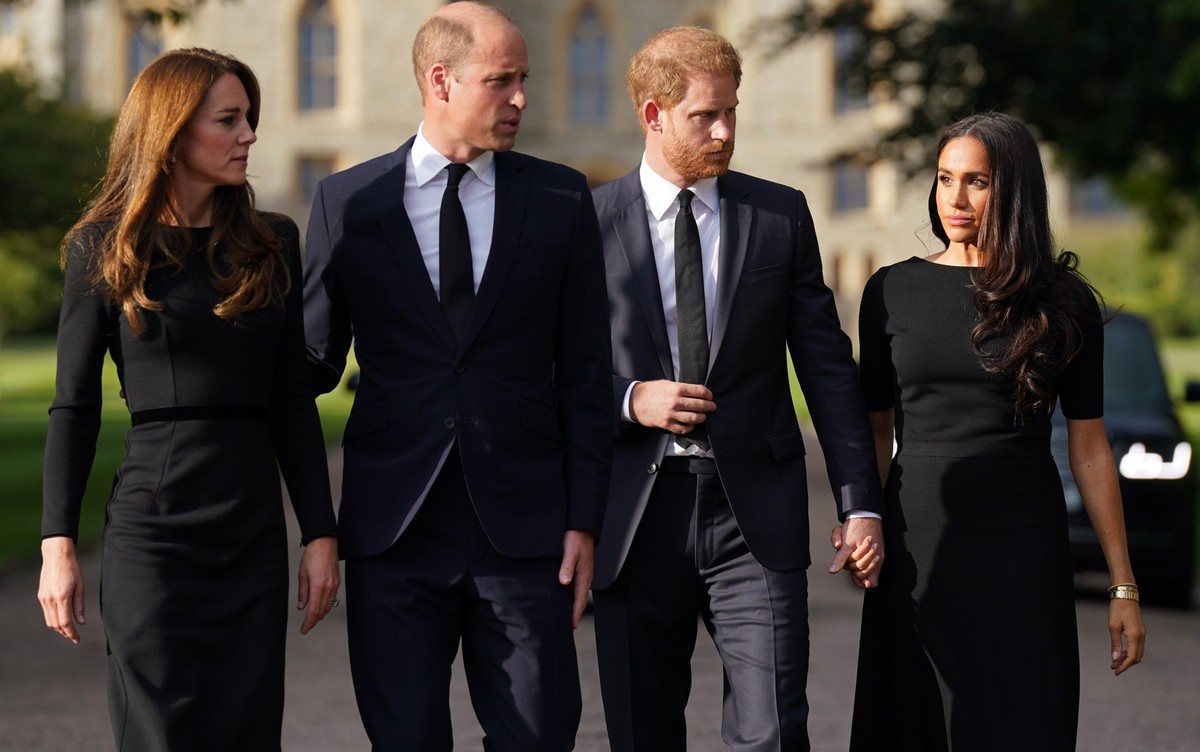 ARCHIV - 10.09.2022, Großbritannien, Windsor: Kate (l-r), Prinzessin von Wales, William, Prinz von Wales, Prinz Harry, Herzog von Sussex, und seine Frau Meghan, Herzogin von Sussex, treffen nach dem T ...