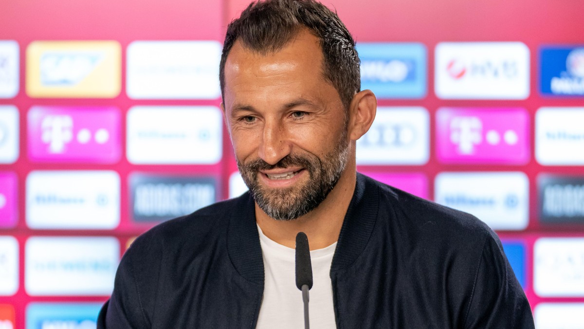 Vorstellung Omar RICHARDS (FC Bayern Muenchen) am 13.07.2021 in Muenchen / Deutschland. Hasan SALIHAMIDZIC (Sportvorstand Bayern Muenchen), Einzelbild,angeschnittenes Einzelmotiv,Portraet,Portrait,Por ...
