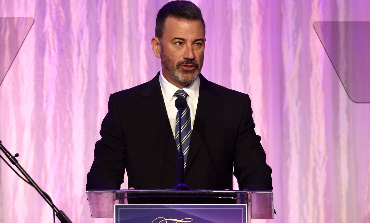 BEVERLY HILLS, CALIFORNIA - MAY 02: Jimmy Kimmel speaks onstage during the 28th Annual UCLA Jonsson Cancer Center Foundation&#039;s &quot;Taste For A Cure&quot; event at Beverly Wilshire, A Four Seaso ...