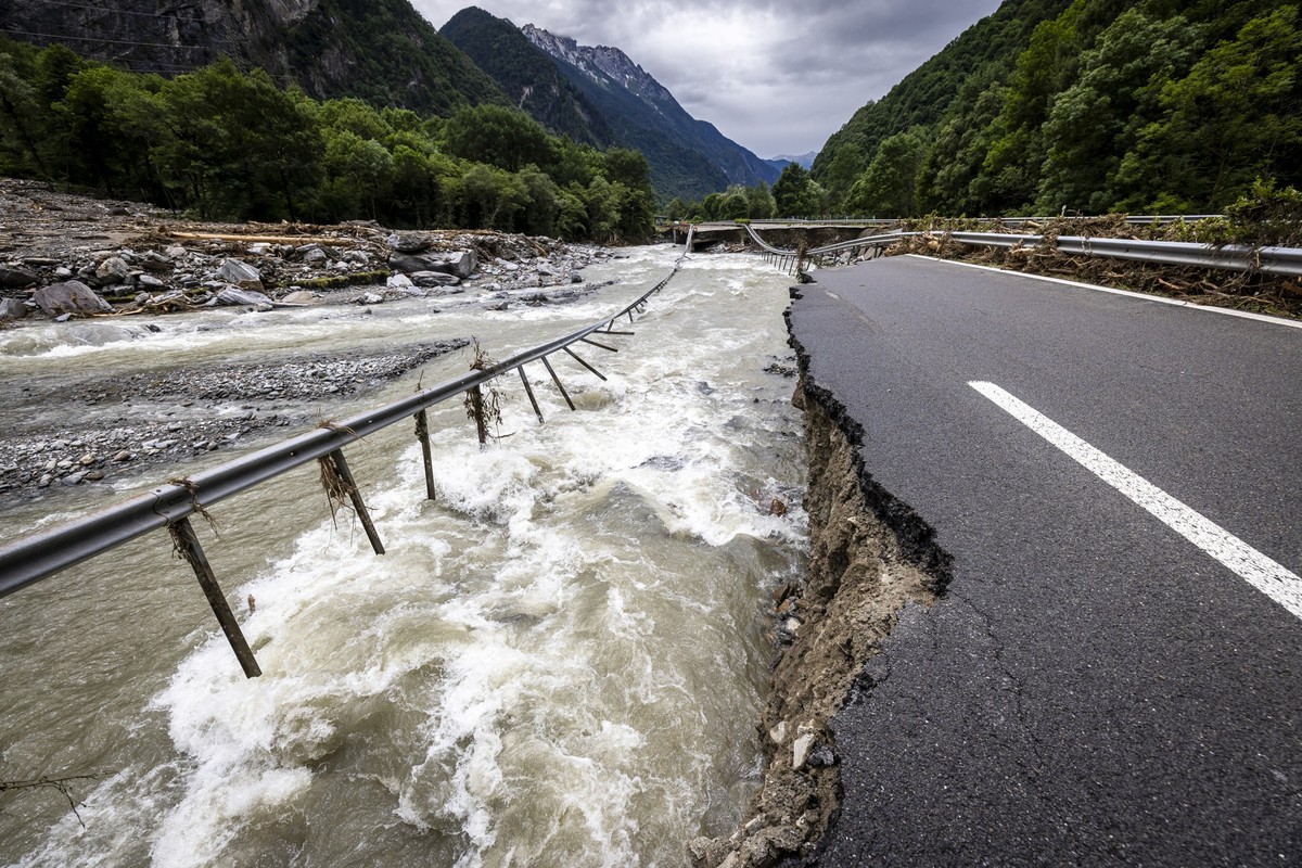 23.06.2024, Schweiz, Roveredo: Die Autobahn A13 zwischen Lostallo und Soazza, wurde zerst
