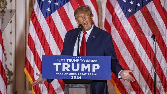 News: Donald Trump Event at Mar-a-Lago Nov 15, 2022 Palm Beach, FL, USA The 45th President Donald J. Trump speaks at his media event in the ballroom at Mar-a-Lago. He announced that he will run for pr ...