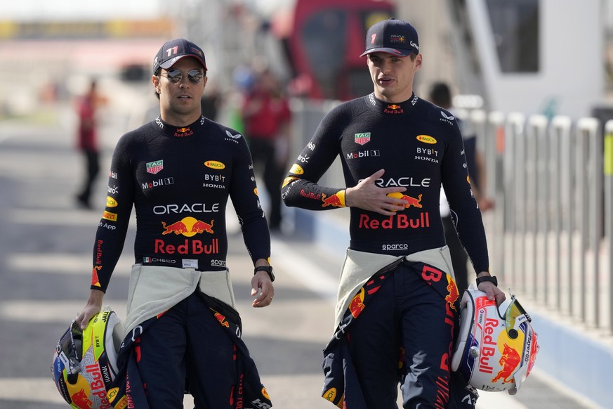 ARCHIV - 23.02.2023, Bahrain, Sakhir: Motorsport: Formel-1-Testfahrten in Bahrain: Max Verstappen (r)aus den Niederlanden vom Team Oracle Red Bull und Sergio Perez aus Mexiko von Team Red Bull treffen ...