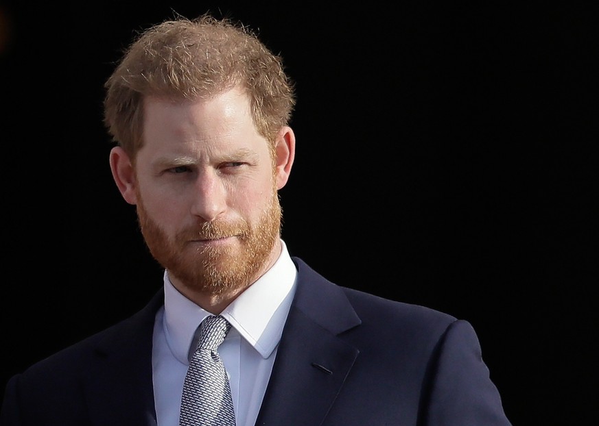 ARCHIV - 16.01.2020, Großbritannien, London: Der britische Prinz Harry steht in den Gärten des Buckingham Palastes. (zu dpa Zoff, Kokain und eine blutige Bilanz - Was in Harrys Memoiren steht&quot;) F ...