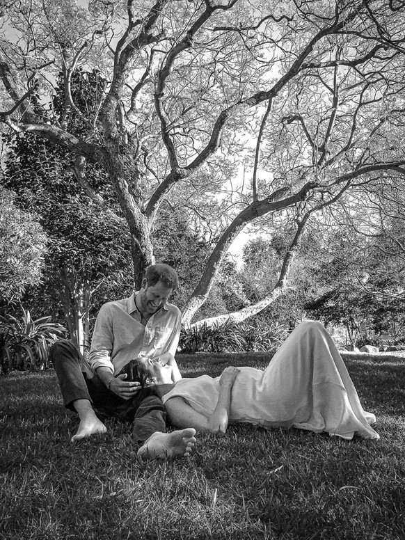 dpatopbilder - HANDOUT - 14.02.2021, ---: Dieses von Archewell herausgegeben undatierte Foto zeigt den britischen Prinz Harry und seine Frau Herzogin Meghan in einer romantischen Pose in einem Park. P ...