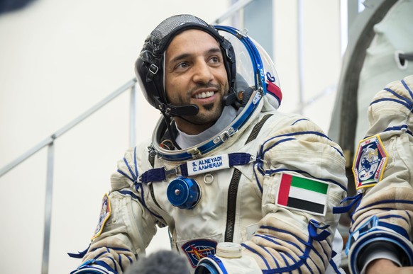 HANDOUT - 29.08.2019, Russland, Sternenst�dtchen: Sultan al-Nijadi, emiratischer Astronaut, h�rt im Gagarin Cosmonaut Training Center in Sternenst�dtchen, Russland, die Fragen eines Reporters. Der emi ...