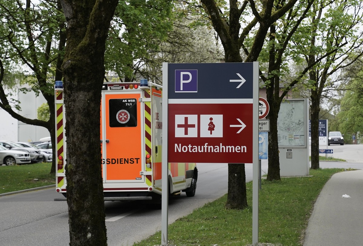 09.04.2024, Wasserburg Am Inn: Der Eingangsbereich des Inn-Salzach-Klinikums Gabersee. Ein wom�glich psychisch labiler Mann soll in Oberbayern auf dem Gel�nde einer psychiatrischen Klinik einen Arzt g ...