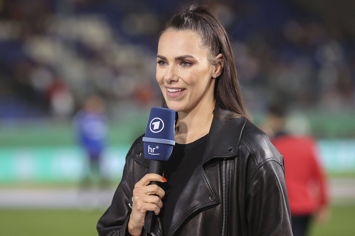 27.09.2023, xavx, Fussball DFB Pokal 1.Runde, SV Wehen Wiesbaden - RB Leipzig emspor, v.l. Moderatorin, Sportmoderatorin, Esther Sedlaczek ARD DFL/DFB REGULATIONS PROHIBIT ANY USE OF PHOTOGRAPHS as IM ...