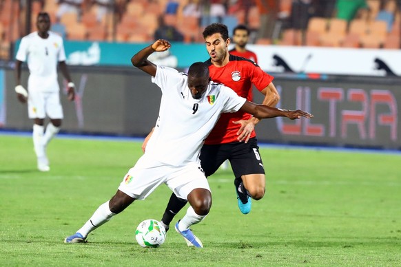 220606 -- CAIRO, June 6, 2022 -- Guinea s Serhou Guirassy front vies with Egypt s Hamdi Fathi during their Africa Cup of Nations AFCON qualifying football match in Cairo, Egypt, on June 5, 2022. Photo ...