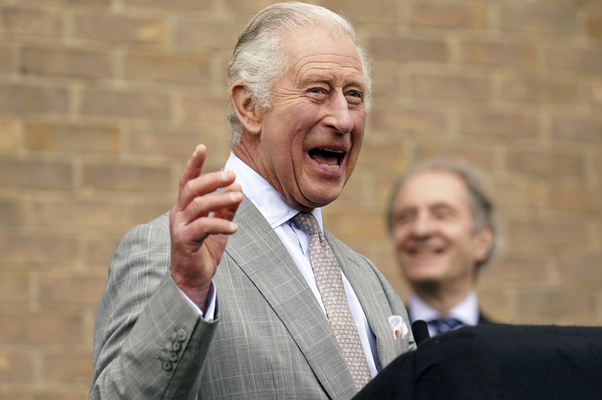 09.05.2023, Großbritannien, Cambridge: König Charles III. von Großbritannien spricht bei einem Besuch des Whittle Laboratory. Foto: Joe Giddens/POOL PA/AP/dpa +++ dpa-Bildfunk +++