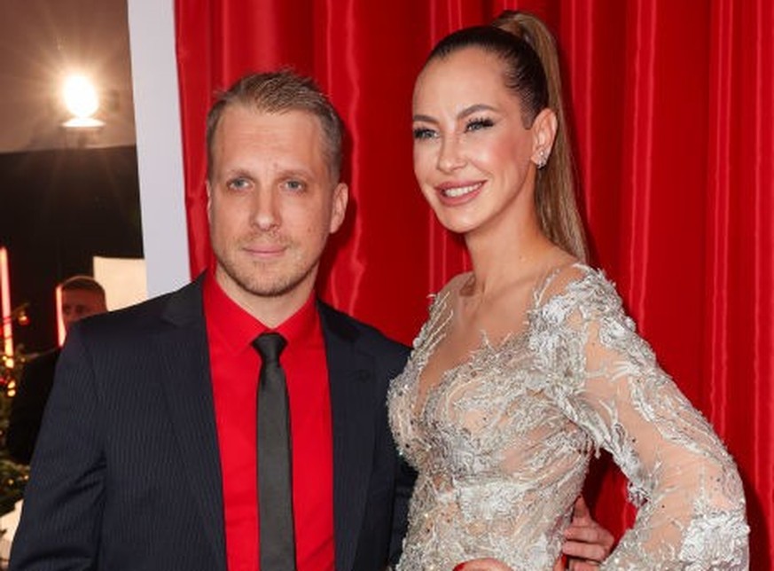 BERLIN, DUITSLAND - DECEMBER 9: Oliver Pocher en Alessandra Meyer-Wölden wonen het Ein Herz Fuer Kinder Gala 2023 bij Studio Berlin Adlershof bij op 9 december 2023 in Berlijn, Duitsland.  (Foto door Gerald Ma...