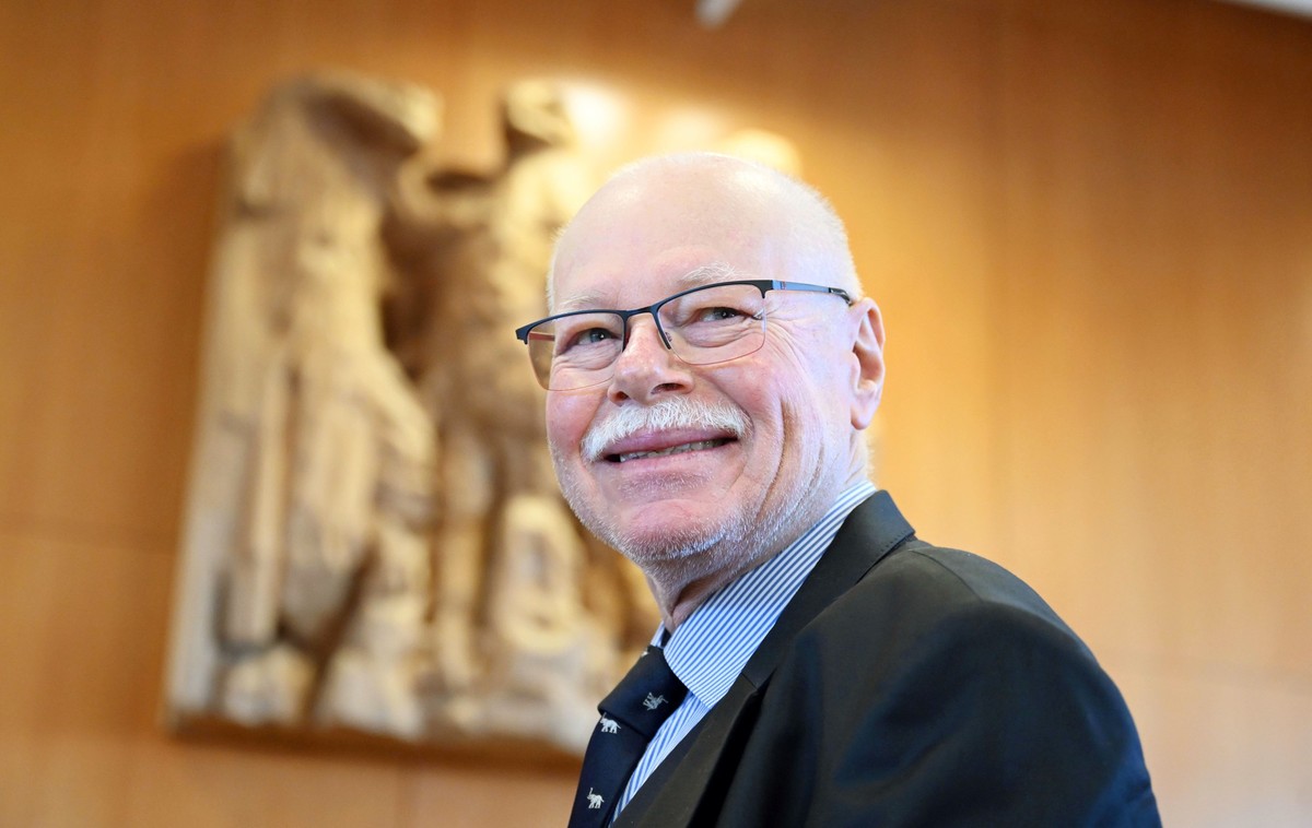 14.01.2025, Baden-Württemberg, Karlsruhe: Ulrich Mäurer (SPD), Senator für Inneres und Sport der Freien Hansestadt Bremen, steht im Bundesverfassungsgericht vor Beginn der Urteilsverkündung, ob der De ...