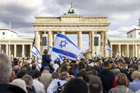 News Bilder des Tages Israelische Flagge auf der Kundgebung GEGEN TERROR UND ANTISEMITISMUS - Solidaritaet mit Israel - vor dem Brandenburger Tor. Berlin, 22.10.2023. Berlin Deutschland *** Israeli fl ...