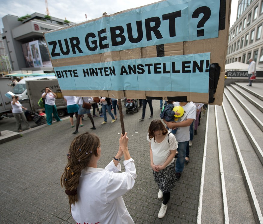Hebammen bei einem Protest am Hebammentag 2015.