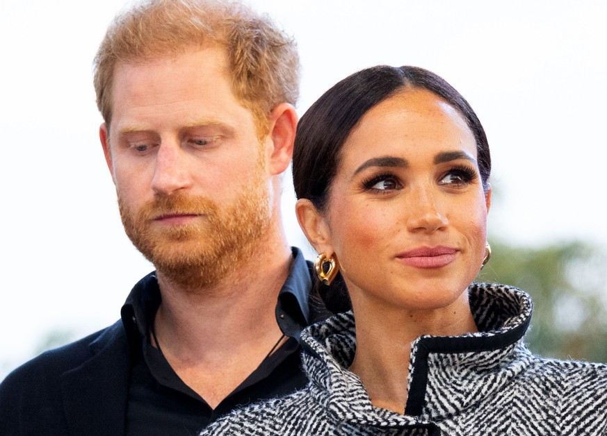 ARCHIV - 22.09.2023, USA, Santa Barbara: Prinz Harry (hinten), Herzog von Sussex, und seine Frau Meghan, Herzogin von Sussex, während des One805LIVE! Music Festivals. (zu dpa «Wirbel um zurückgezogene ...