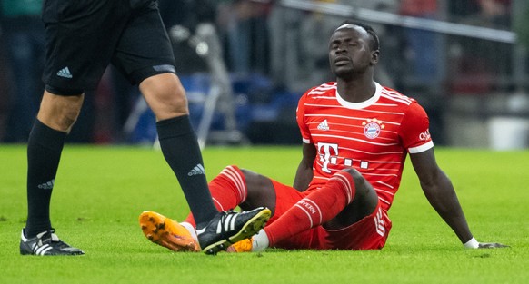 ARCHIV - 08.11.2022, Bayern, München: Fußball: Bundesliga, FC Bayern München - SV Werder Bremen, 14. Spieltag in der Allianz Arena: Sadio Mane von München sitzt auf dem Rasen. Anderthalb Wochen vor de ...