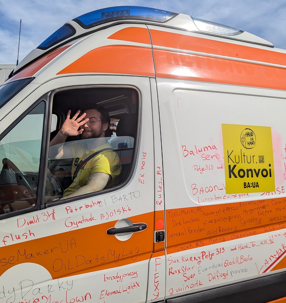 Peer vom &quot;Kultur.Konvoi&quot; fährt einen der Krankenwagen in die Ukraine. Die deutsche Kultur-Szene hat sich mit der Hilfsorganisation &quot;Bamberg:UA&quot; zusammengetan, um medizinische Hilfs ...