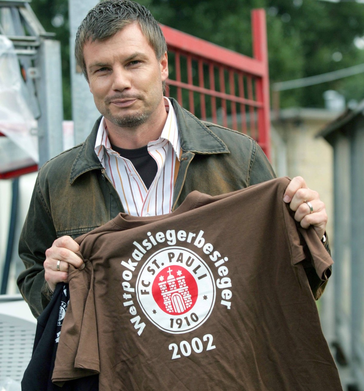 Ex-Bayern-Star Thomas Helmer mit dem legendären T-Shirt.