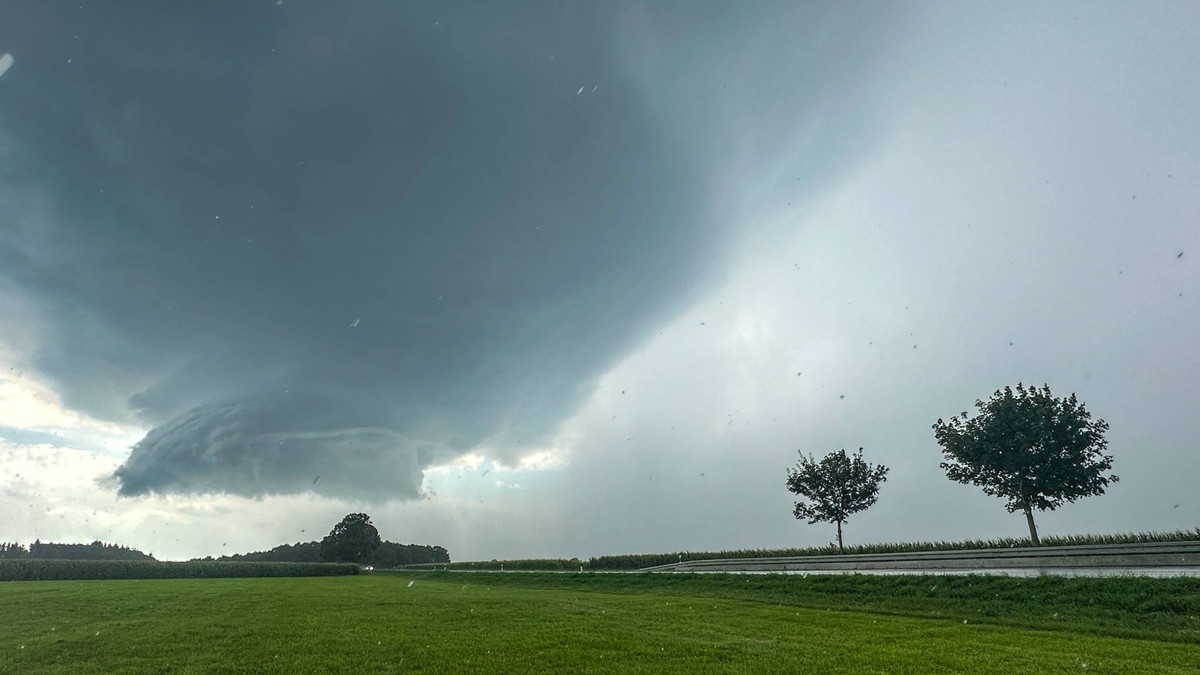 Schwere Gewitter und Hagelunwetter in S�ddeutschland. Sogenannte Superzellen brachten in den vergangenen Stunden heftige Unwetter in Schwaben. Einen regelrechten Hagelsturm gab es in Ebershausen. Schw ...