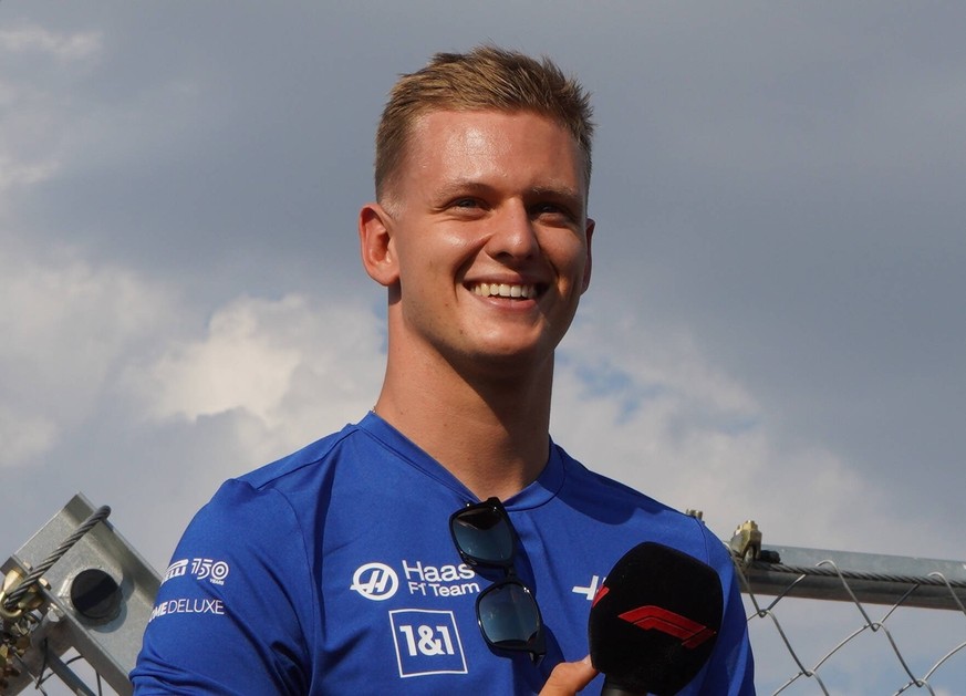 220729 -- MOGYOROD, July 29, 2022 -- Haas F1 Team s German driver Mick Schumacher meets the fans during a pit lane walk session at Hungaroring in Mogyorod, Hungary, July 28, 2022. Photo by /Xinhua SPH ...