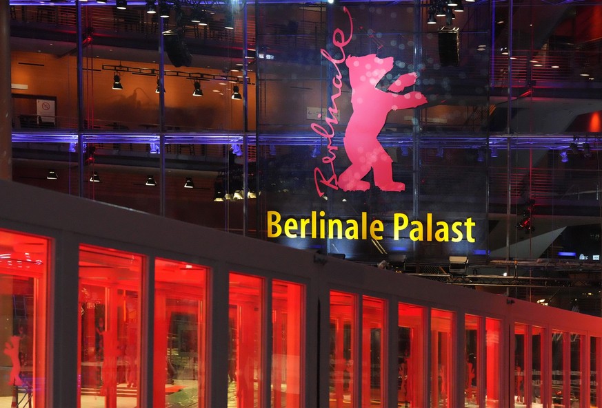 14.02.2023, Berlin: Ein überdachter und verglaster Zugang zum roten Teppich ist vor dem Berlinale Palast am Potsdamer Platz rot beleuchtet. Die 73. Berlinale findet vom 16.02. bis 26.02.2023 statt. Fo ...