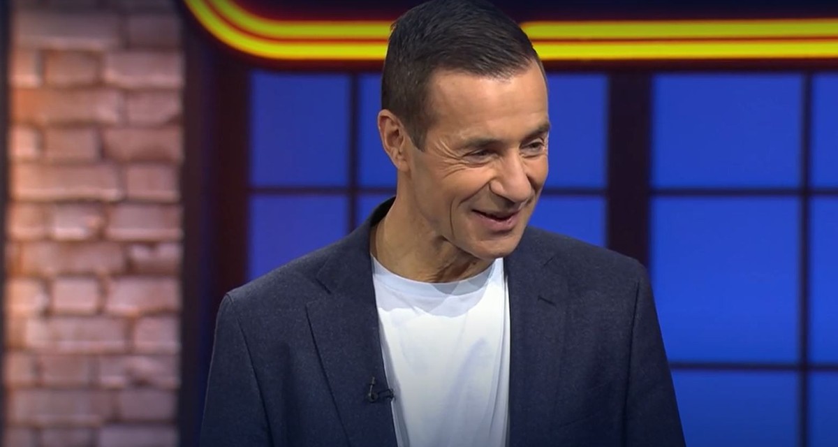 Kai Pflaume zeigt sich ebenfalls amüsiert über Eltons Outfit.