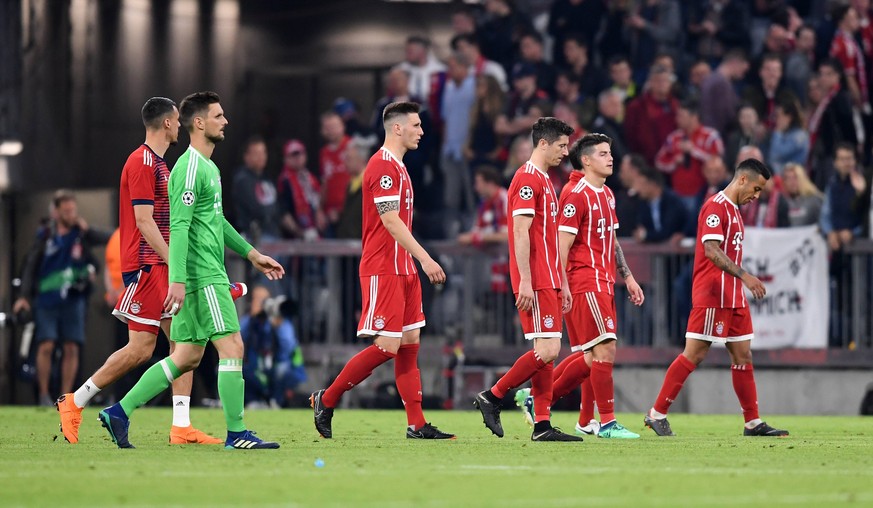 FUSSBALL CHAMPIONS LEAGUE SAISON 2017/2018 HALBFINALE HINSPIEL FC Bayern Muenchen - Real Madrid 25.04.2018 Torwart Sven Ulreich, Niklas Suele, Robert Lewandowski, James Rodriguez und Thiago Alcantara ...